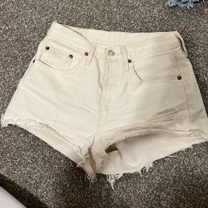 LEVI’S- Mid Rise White Denim Jean Shorts